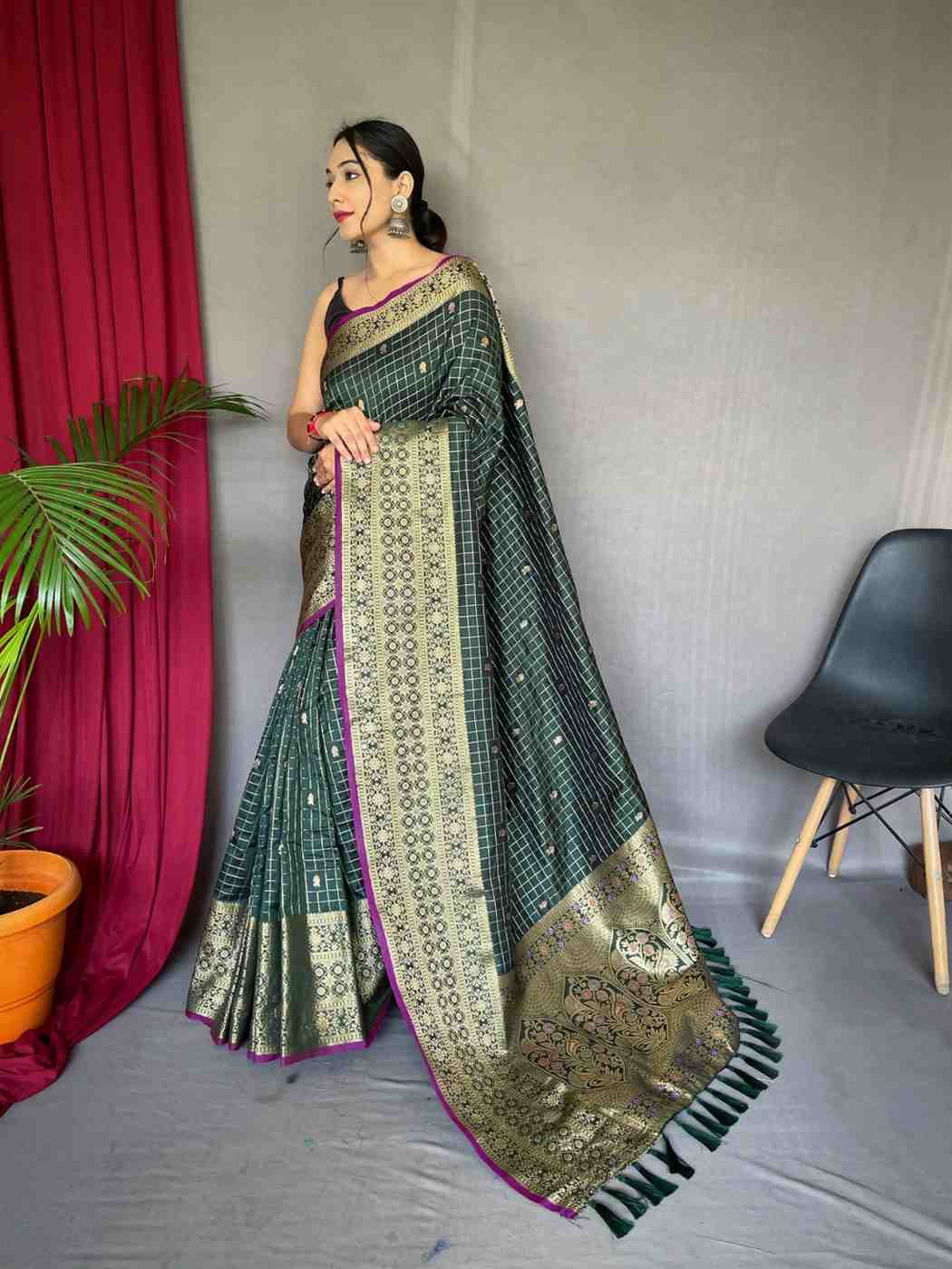 Women's wear beautiful checks design silk saree with big border